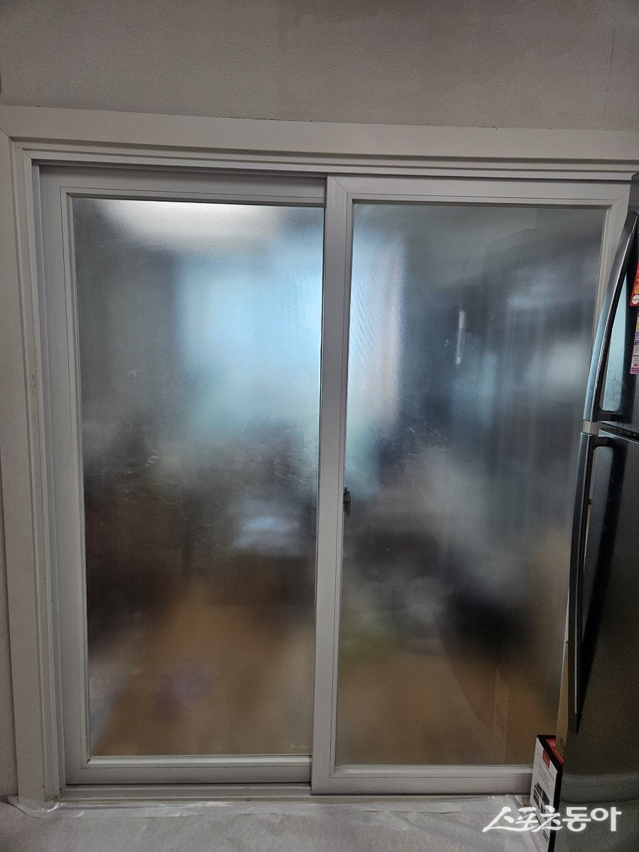 인천 남동구, 장애인 주택 11호 주거환경 개선으로 휠체어 통과 어려움이 해결됐다. 사진제공|인천 남동구청