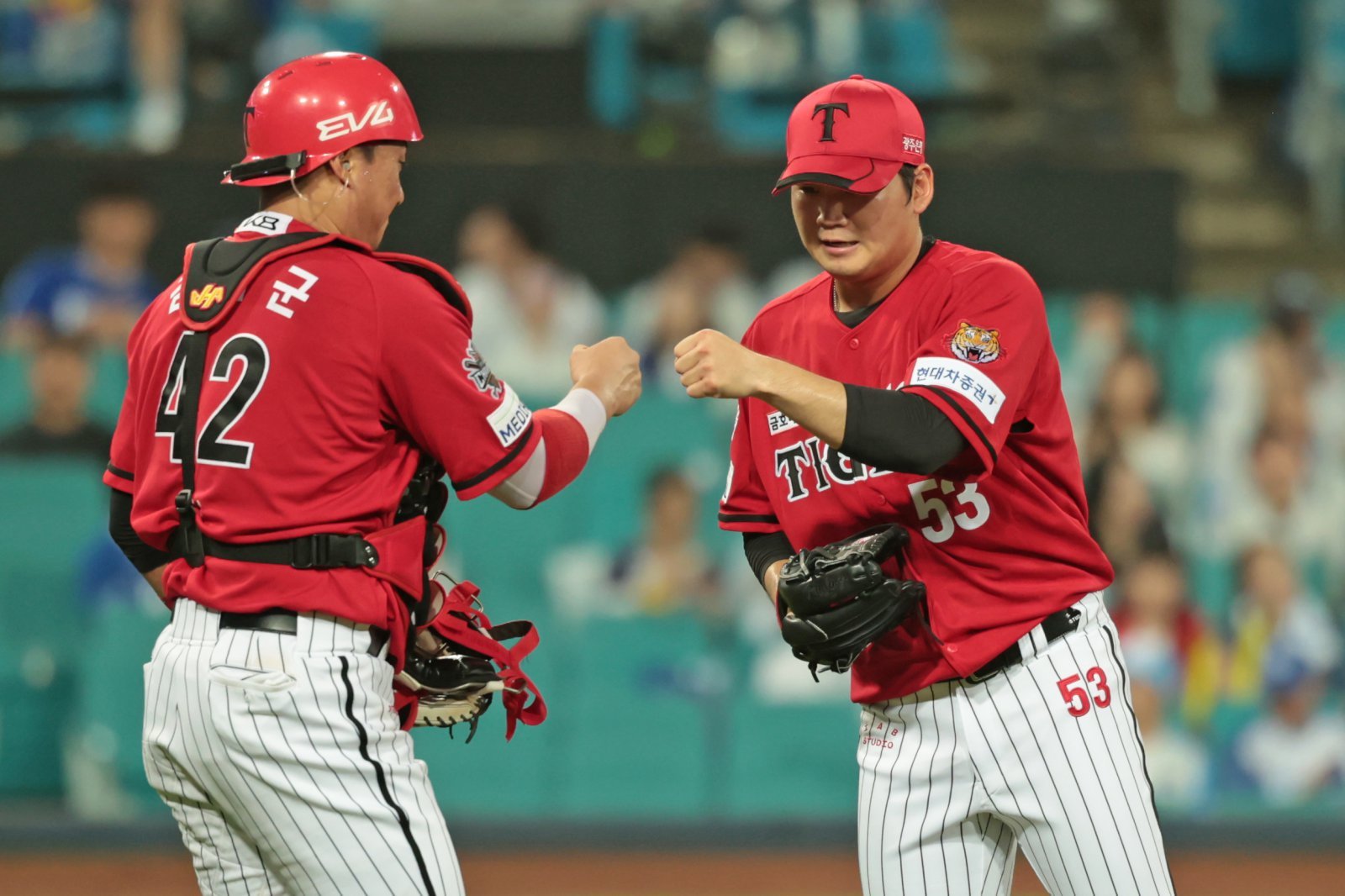 KIA 김기훈(오른쪽)은 8월 등판한 4경기에서 좋은 투구를 선보이며 안정감을 찾아가고 있다. 그는 왼손투수가 부족한 투수진에 큰 힘이 되주리라 많은 기대를 받고 있다. 사진제공|KIA 타이거즈