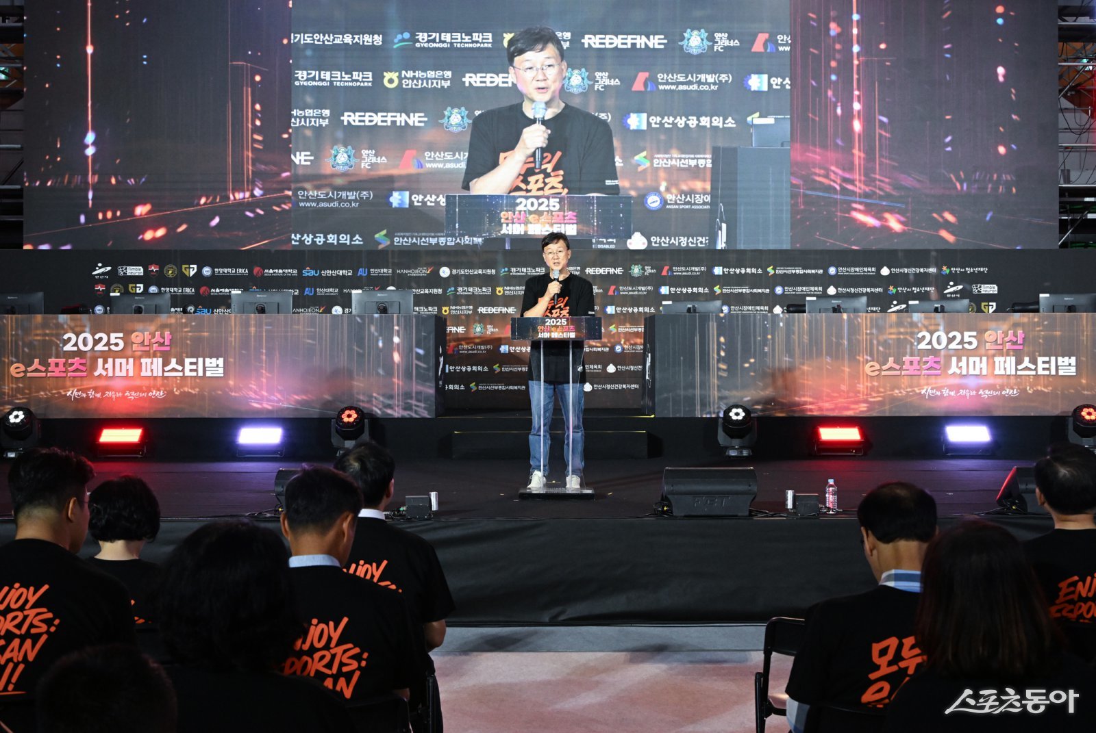 안산시(시장 이민근)는 지난 15일부터 16일까지 광복절 연휴 이틀간 안산문화광장과 광덕대로 일원에서 열린 ‘안산서머페스타 2025’가 시민과 관광객 10만여 명의 참여 속에 안전하게 마무리됐다. 사진제공|안산시