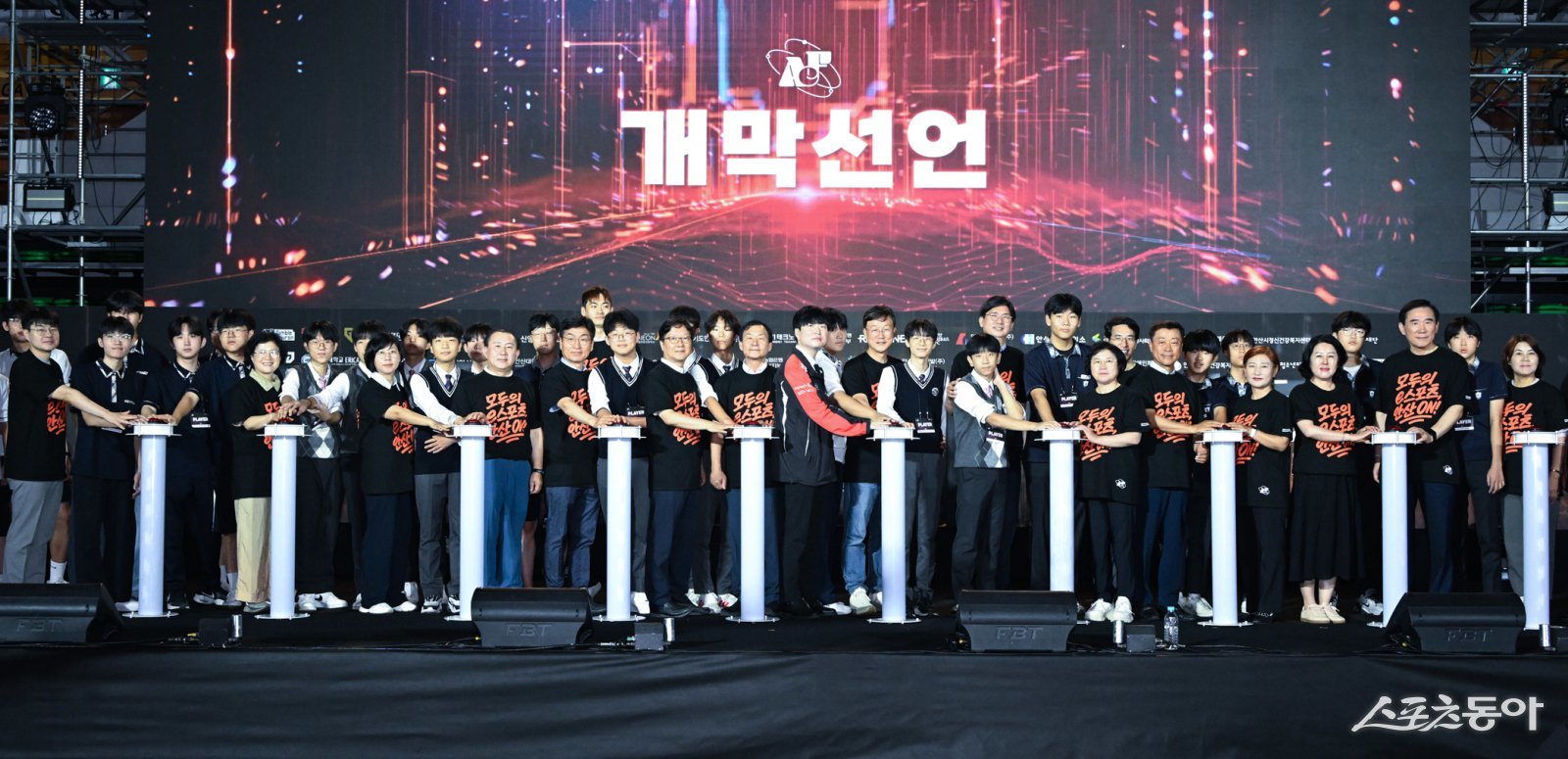 안산시(시장 이민근)는 지난 15일부터 16일까지 광복절 연휴 이틀간 안산문화광장과 광덕대로 일원에서 열린 ‘안산서머페스타 2025’가 시민과 관광객 10만여 명의 참여 속에 안전하게 마무리됐다. 사진제공|안산시