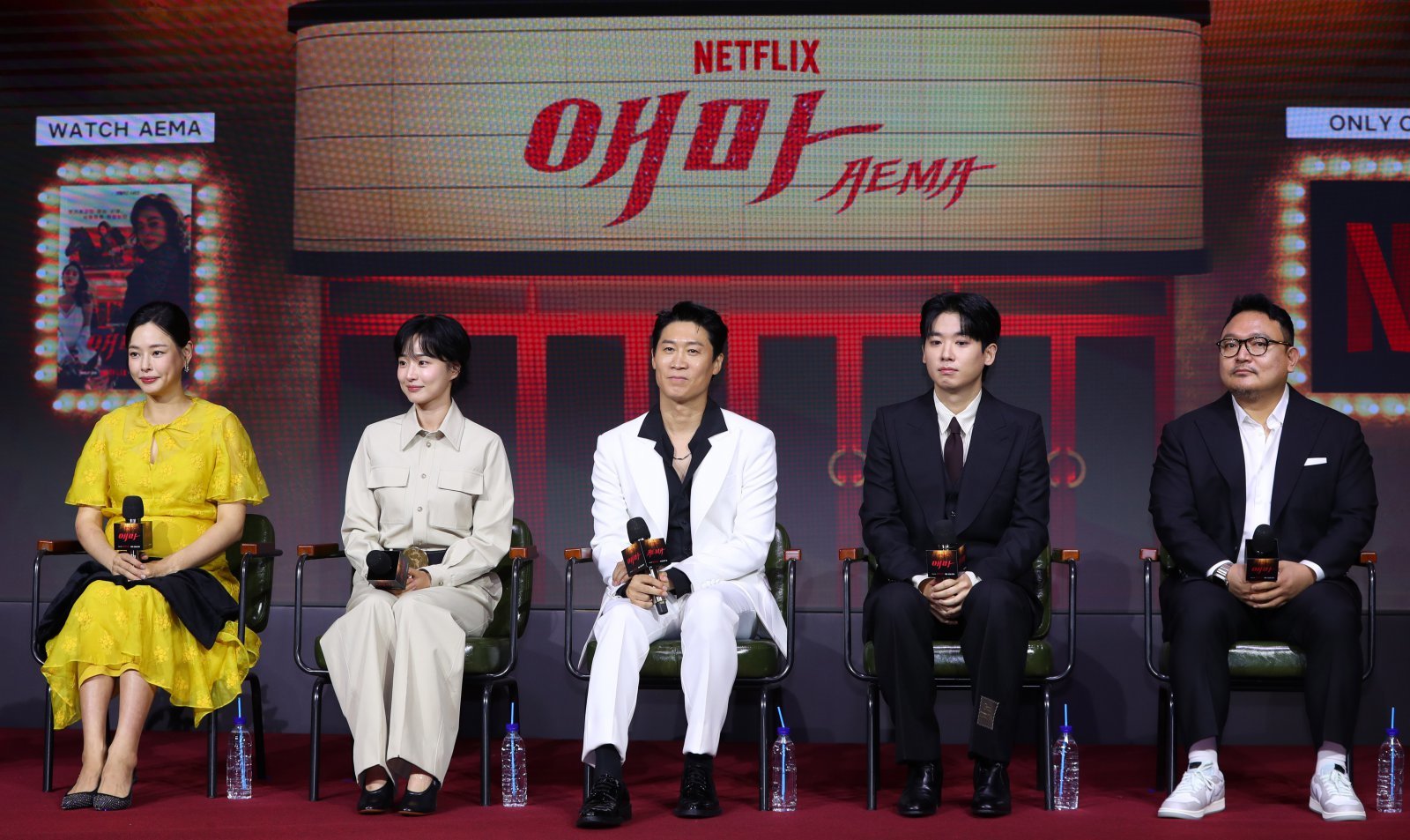 [서울=뉴시스] 김혜진 기자 = 배우 이하늬(왼쪽 첫번째)가 18일 오전 서울 마포구 호텔 나루에서 열린 넷플릭스 시리즈 ‘애마’ 제작발표회에서 인사말을 하고 있다. 2025.08.18. jini@newsis.com