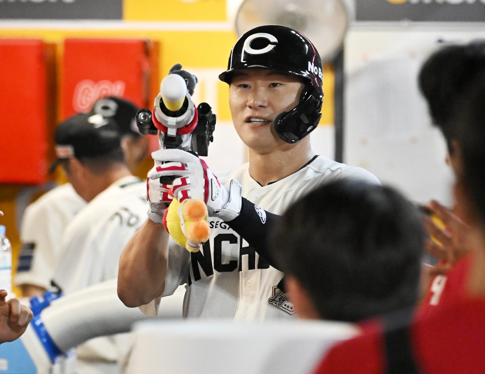 SSG 류효승이 17일 인천 SSG랜더스필드에서 열린 LG전 7회말에 추격 솔로포를 터트린 뒤 덕아웃에 들어와 팀원들과 함께 세리머니를 하고 있다. 류효승은 16일에 이어 17일에도 인상적인 타격을 선보이며 SSG 타선의 새 활력을 불어넣었다. 사진제공|SSG 랜더스