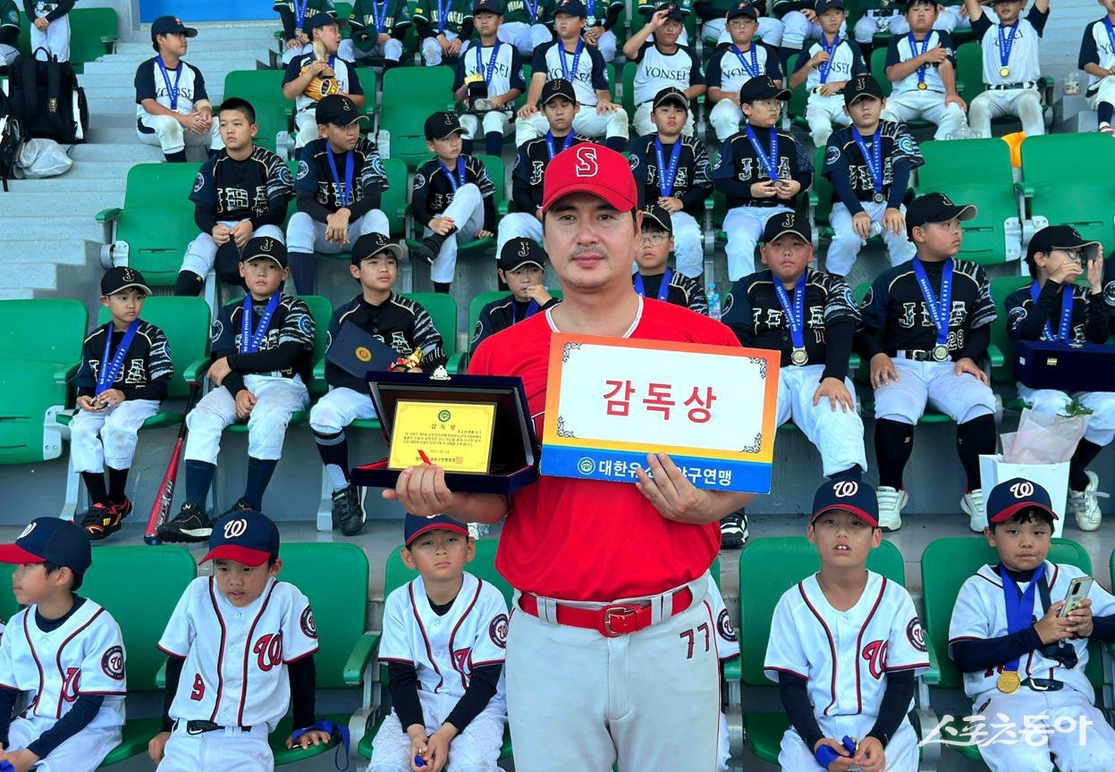 제9회 순창강천산배 전국유소년야구대회 U-13 청룡 감독상을 받은 세종시유소년야구단 정선기 감독. 사진제공｜대한유소년야구연맹