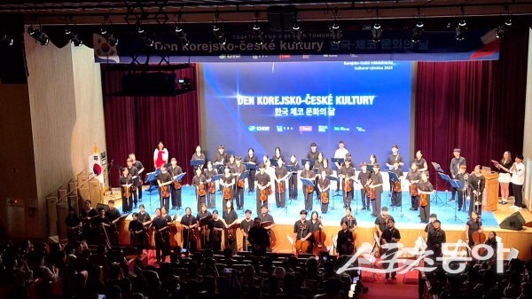 경주시가 화랑마을 기파랑관에서 ‘2025 한국-체코 청소년 문화교류 공연’을 하고 있다. 사진제공 ㅣ 경주시