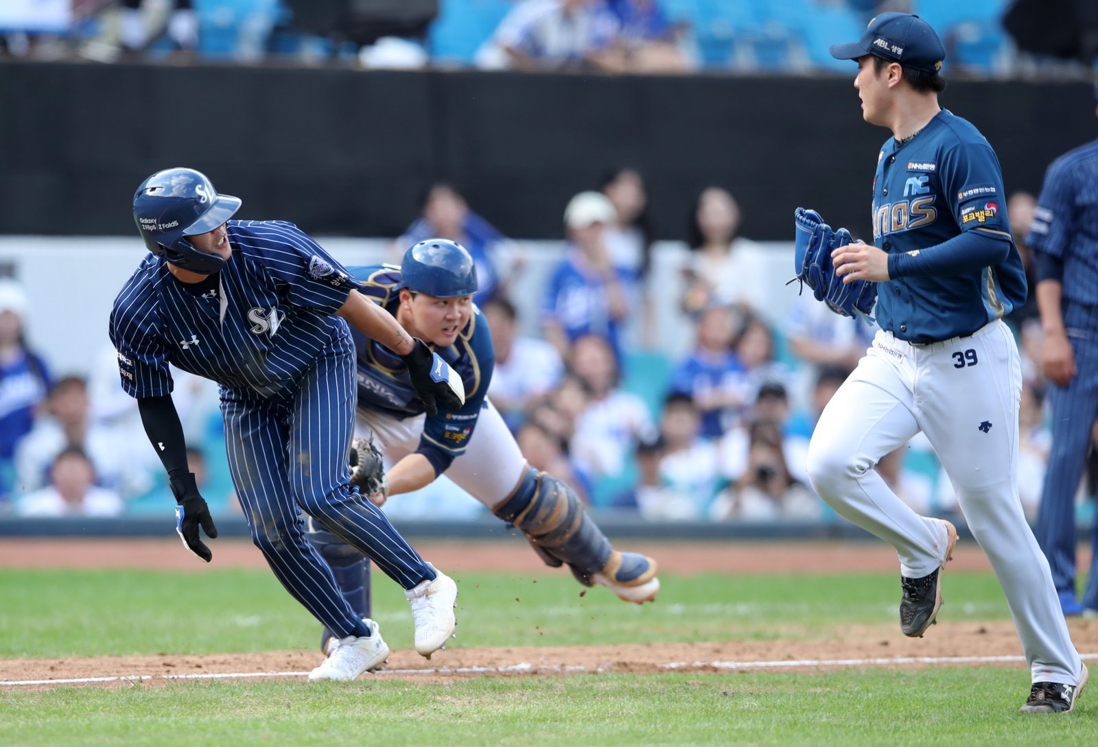 ‘2025 신한 SOL 뱅크 KBO리그’ 중위권 경쟁이 치열한 가운데, 4위 SSG-공동 5위 KT, 공동 5위 NC-7위 삼성의 중위권 맞대결 결과에 따라 순위가 또 한 번 요동칠 수 있다. 삼성-NC 경기장면. 뉴시스