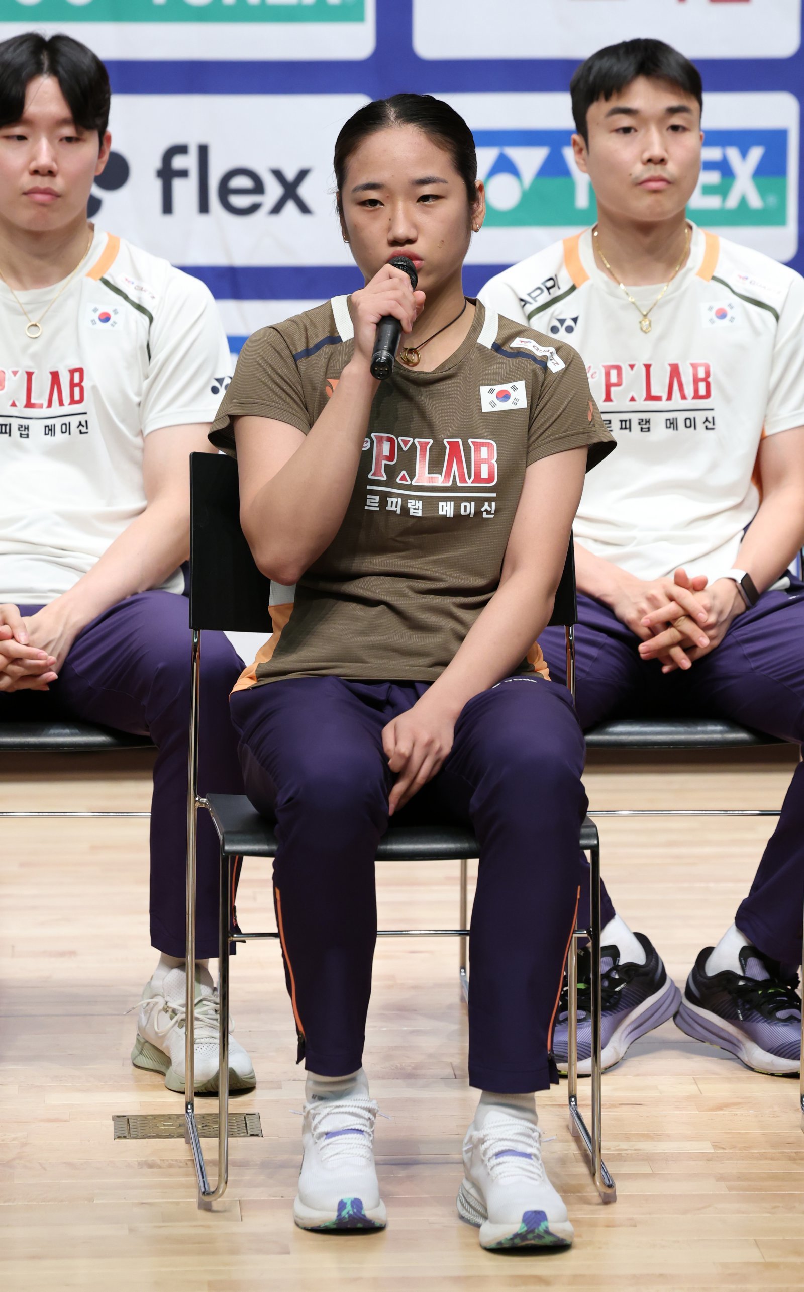 안세영이 18일 충북 진천국가대표선수촌에서 열린 한국배드민턴대표팀 미디어데이에서 세계선수권 대회 출전 소감을 말하고 있다. 최근 공격 중심 전술로 플레이스타일에 변화를 준 그는 세계선수권 2연패를 달성해 세계최강 자리를 지키겠다는 의지다. 진천│뉴시스