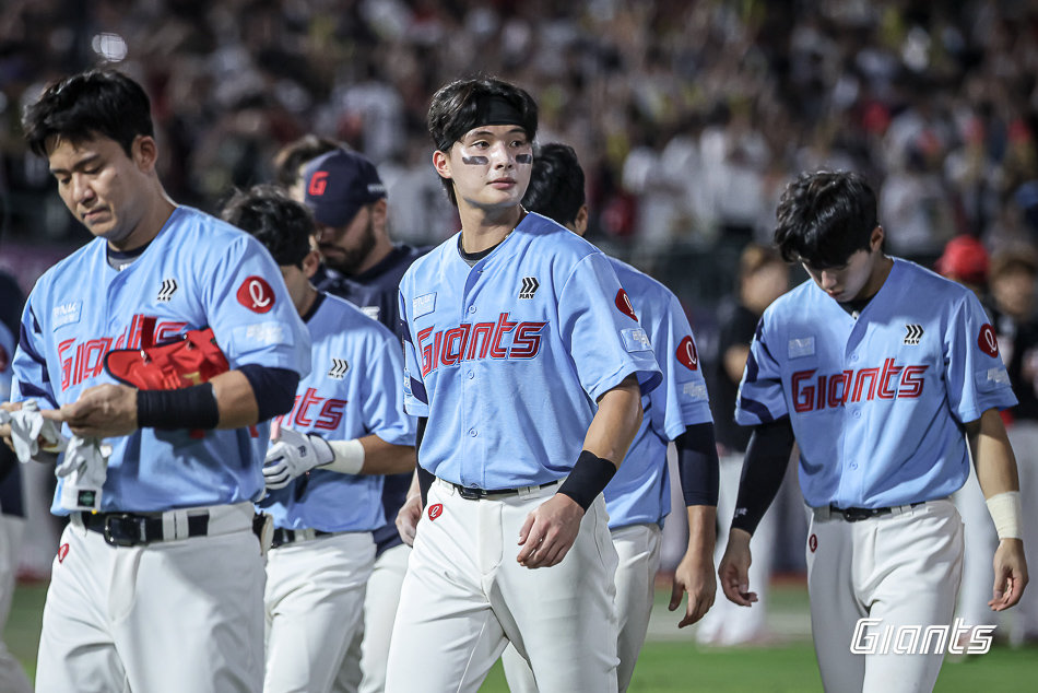 피타고리안 승률로 계산한 롯데의 포스트시즌 진출 확률이 94.9%에서 열흘 만에 74.5%로 떨어졌다. 롯데 선수들이 5일 사직 KIA전에서 진 뒤 덕아웃으로 돌아가고 있다. 사진제공｜롯데 자이언츠