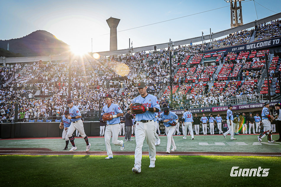 2018년부터 7년 연속 포스트시즌 진출에 실패한 롯데가 올 시즌에도 5위 안에 들지 못하면 구단 역사상 최장 기간 진출 실패의 역사가 쓰이게 된다. 사진제공｜롯데 자이언츠