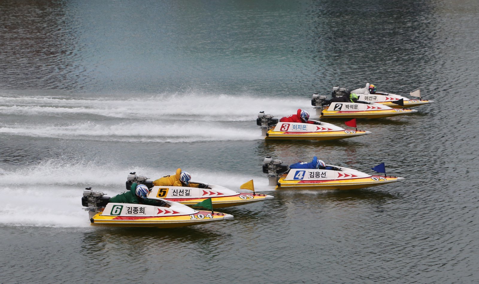 미사경정장에서 선수들이 경주 스타트라인을 통과하며 경합을 펼치고 있다. 사진제공 | 국민체육진흥공단