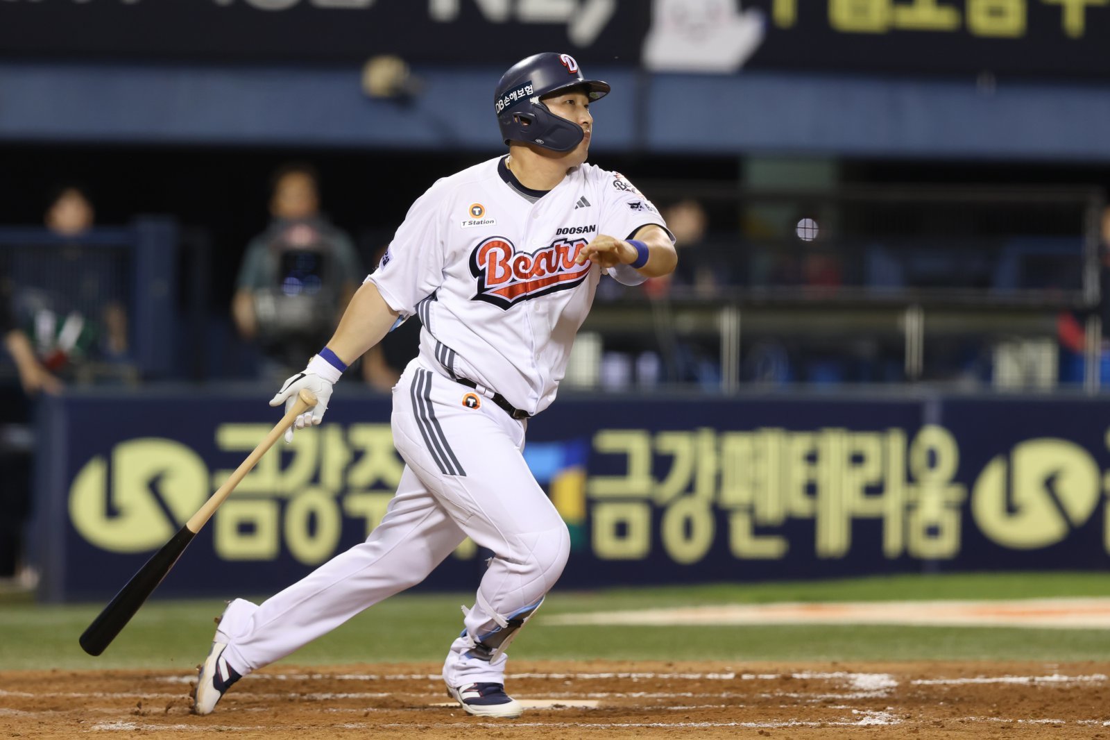 두산 김인태는 올 시즌 대타로서 팀이 필요할 때마다 제 몫을 해내고 있다. 그는 ‘스포츠투아이’가 대타 성적을 공식 집계하기 시작한 2007년 이후 두산에서 가장 많은 46개의 대타 안타를 쳐낸 타자다. 16일 잠실 KIA전에서 9회말 대타로 나서 끝내기 2타점 2루타를 쳐낸 뒤 타구를 응시하는 김인태. 사진제공|두산 베어스