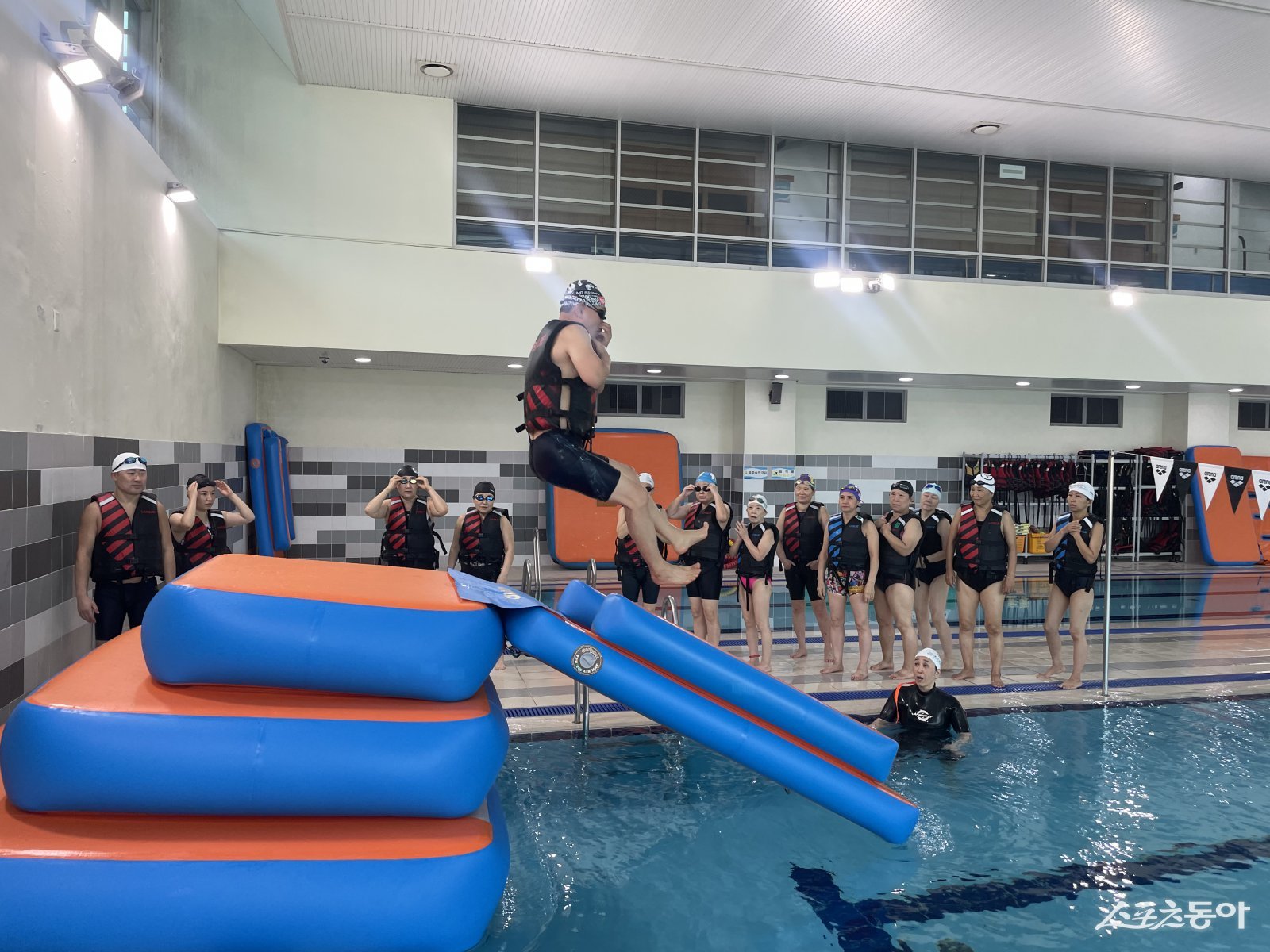 용인특례시(시장 이상일)는 지난 7월 21일부터 8월 14일까지 여름철 수상 안전사고 예방과 위급 상황 시 생존 능력 향상을 위한 ‘시민 생존수영교육’을 운영했다(교육 모습). 사진제공|용인시