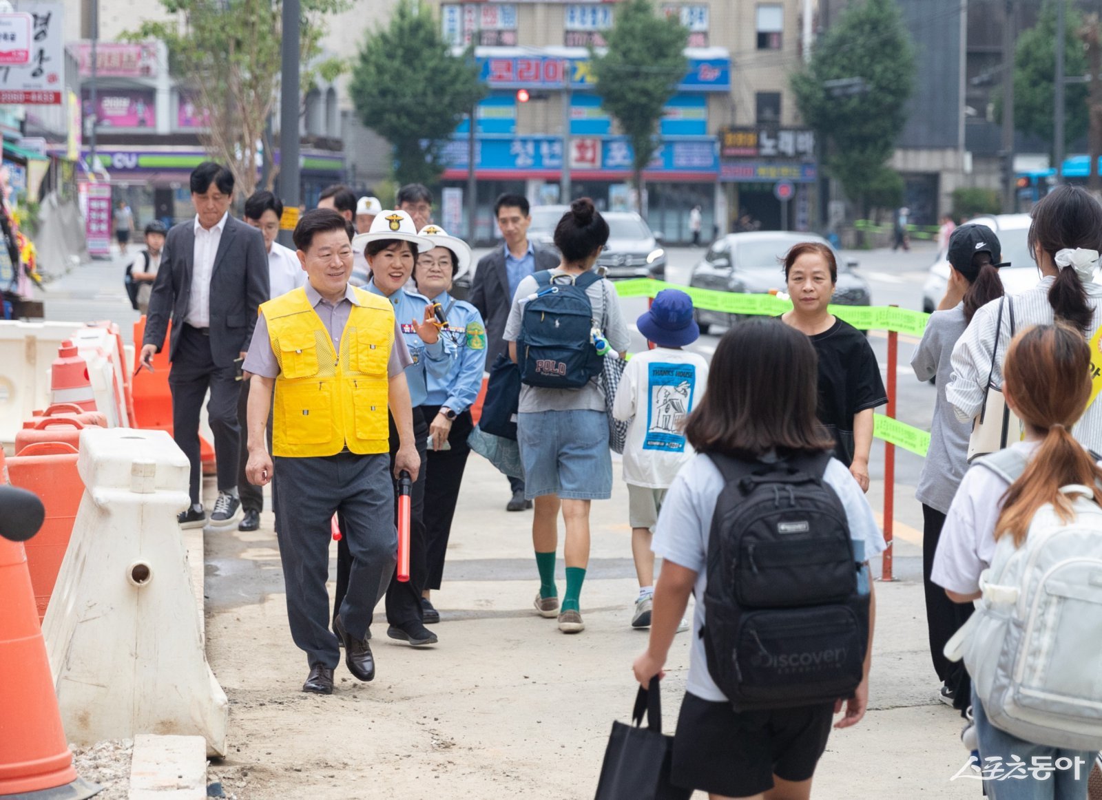 박승원 광명시장이 지난 18일 아침 광명초등학교 임시 통학로를 찾아 등굣길 안전지도를 하고 있다. 사진제공|광명시
