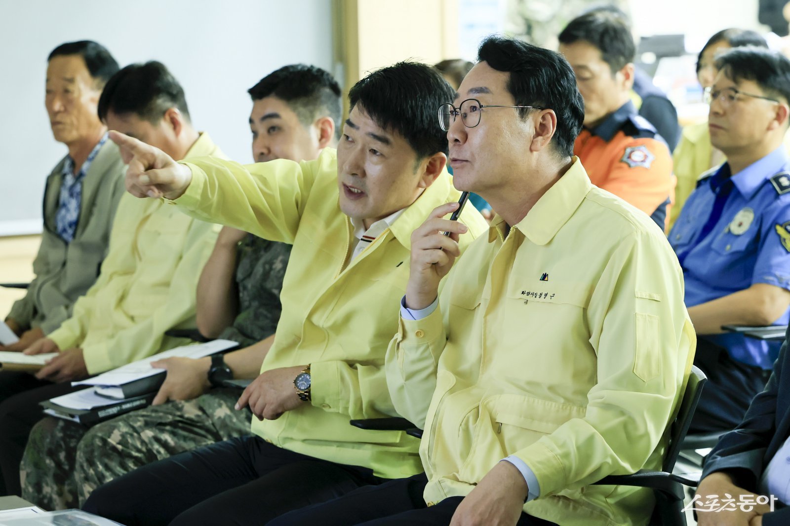 정명근 화성특례시장과 배정수 화성특례시의회 의장이 전시종합상황실의 상황보고와 관련하여 의견을 나누고 있다. 사진제공|화성시