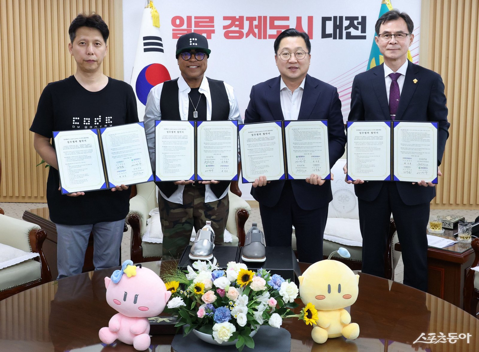 대전시는 지난 18일 오후 시청에서 대전관광공사, 코드바이젠트리, 미국 스니커즈 브랜드 쏘울컴퍼니와 4자간 업무협약을 체결했다. 사진제공|대전시