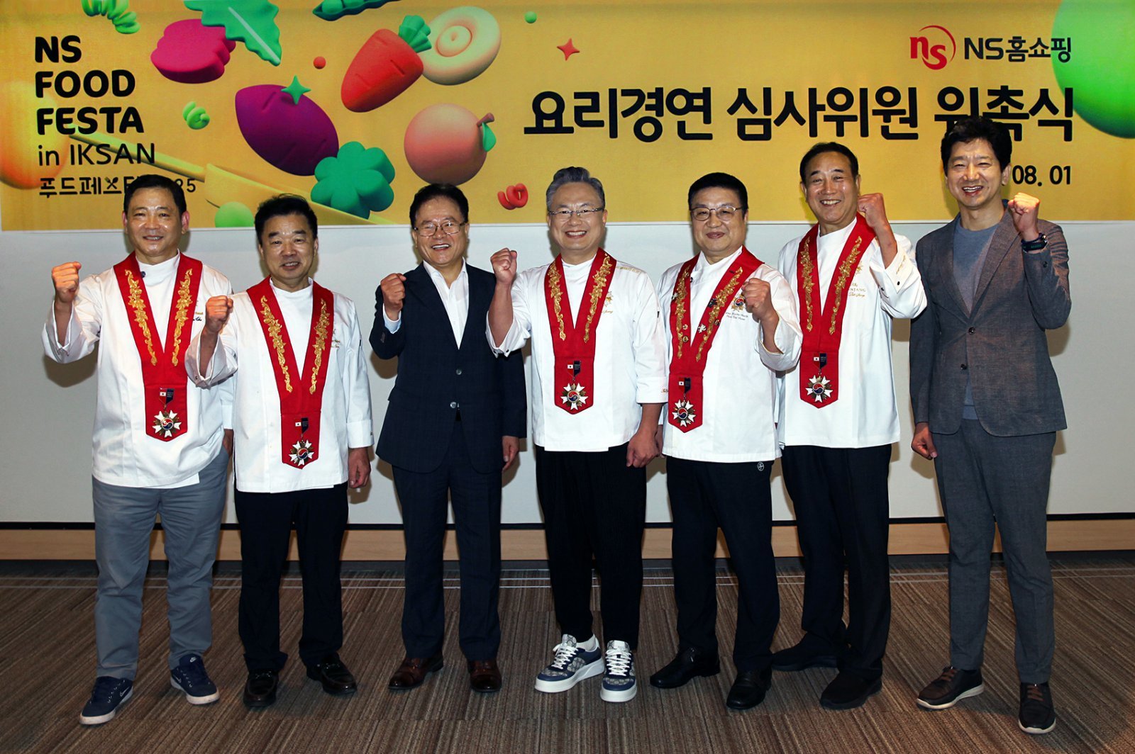 NS푸드페스타 심사위원 위촉식에서 기념 촬영을 하고 있는 조항목 NS홈쇼핑 대표(왼쪽에서 세 번째). 사진제공|NS홈쇼핑