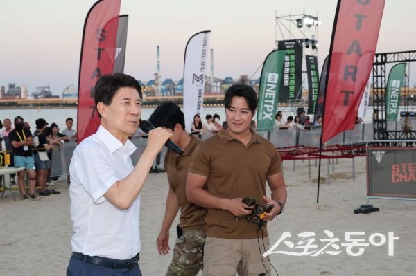 이강덕 포항시장이 송도해수욕장에서 개최된 ‘2025해양레포츠 플레이그라운드’에서 인사말을 하고 있다. 사진제공 ㅣ 포항시