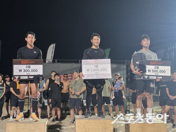 ‘2025 해양레포츠 플레이그라운드’ 송도 강철 챌린지 입상자들이 기념 촬영하고 있다. 사진 ㅣ 정다원 기자