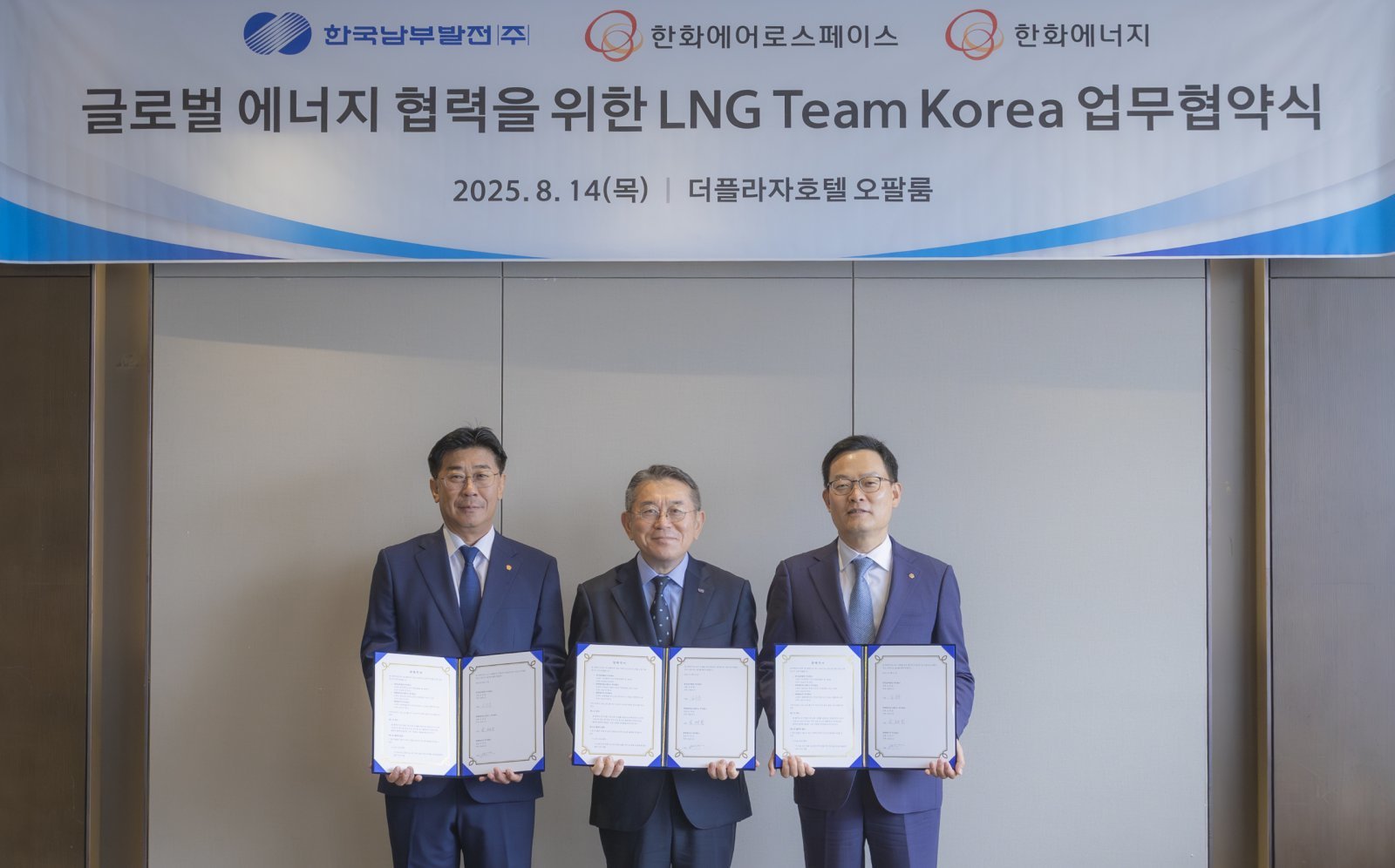 글로벌 LNG 협력 강화 업무협약‘ 체결식에 참석한 한화에너지 이재규 대표, 남부발전 김준동 사장, 한화에어로스페이스 손재일 대표(왼쪽부터). 사진제공 |한화