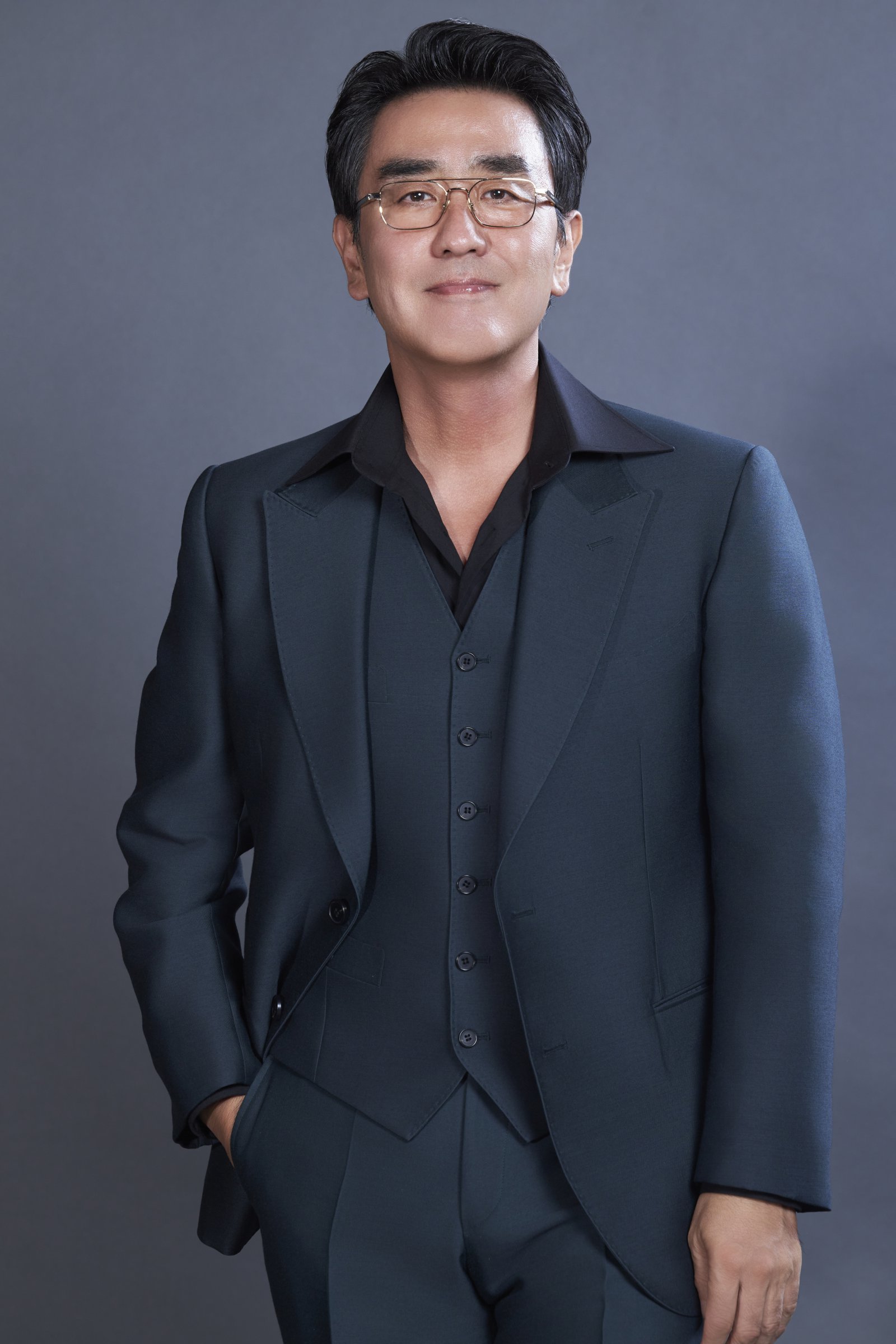 배우 류승룡이 ‘선악의 경계’를 무너뜨렸다. 디즈니+ 드라마 ‘파인: 촌뜨기들’에서 욕망에 사로 잡혀 점점 변해가는 인물을 연기한 그가 “야인 같던 시대의 아버지들을 참고”했다고 말해 눈길을 끌었다. 사진제공|월트 디즈니 컴퍼니 코리아