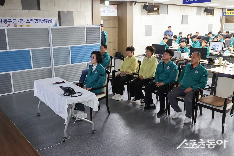 인천 동구의회, 을지연습 상황실을 방문해 현장을 참관하고 훈련 관계자들을 격려했다. 사진제공|인천 동구의회