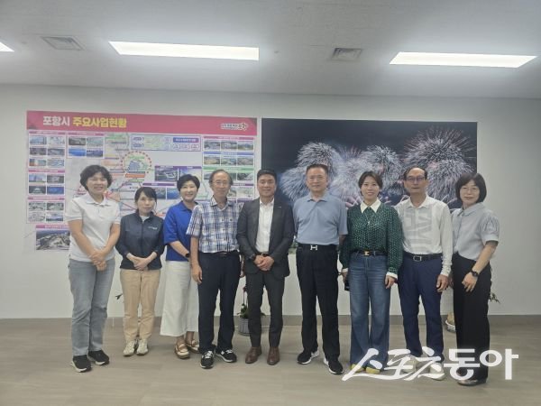 지난 14일 포항 중국 산동성 산동대학교 교수 일행 등 시청 방문 당시 단체 기념촬영을 하고 있는 모습. 사진제공ㅣ포항시