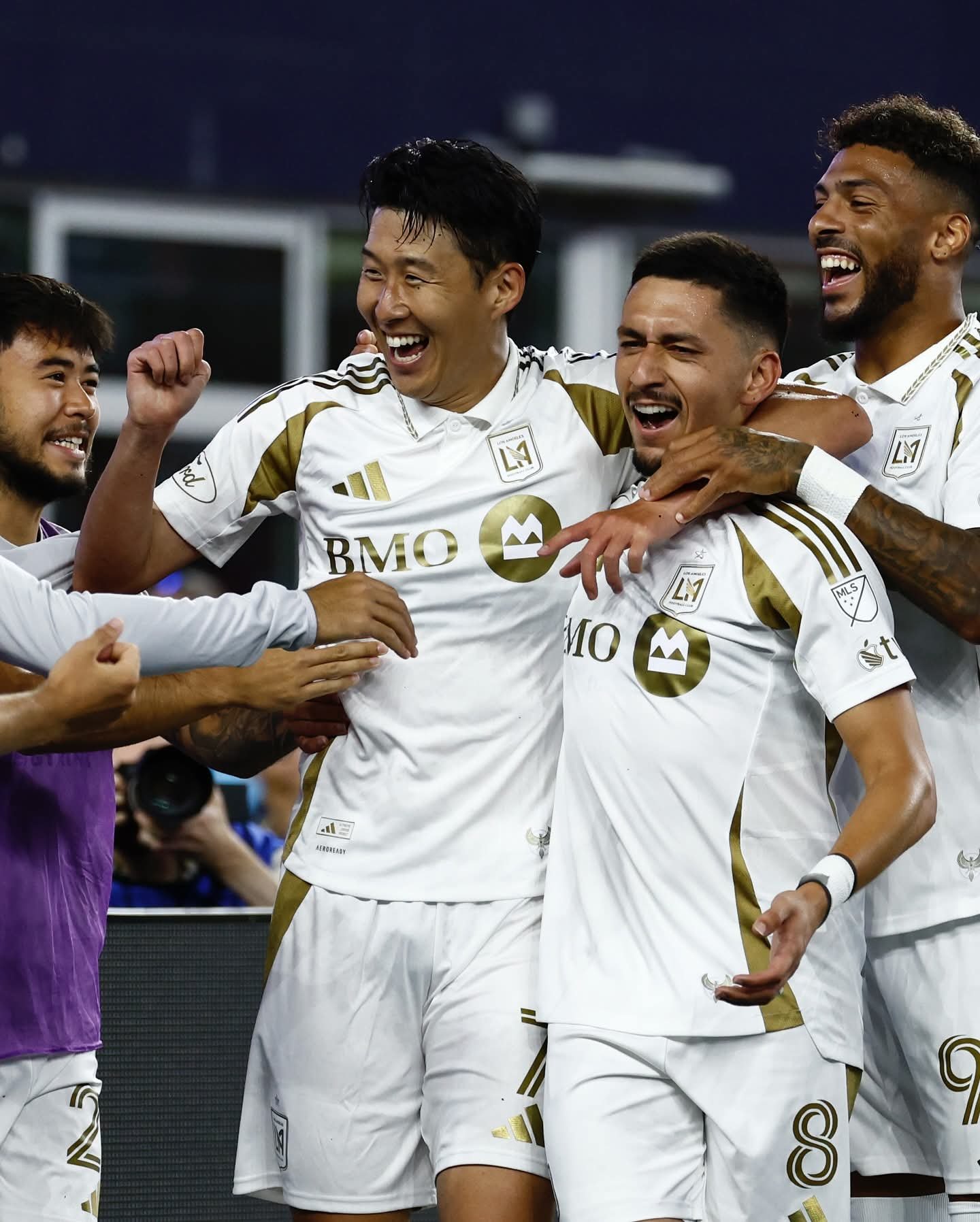 LAFC 손흥민(왼쪽 2번째)이 17일 폭스버러에서 열린 뉴잉글랜드와 MLS 원정경기에서 후반 6분 선제 결승골을 터트린 델가도(8번)을 끌어안고 기뻐하고 있다. 1도움을 포함해 팀의 2골에 모두 관여하며 2-0 승리를 이끈 그는 MLS 사무국이 19일 발표한 정규리그 29라운드 베스트11 포워드 부문에 선정됐다. 사진출처|LAFC 페이스북