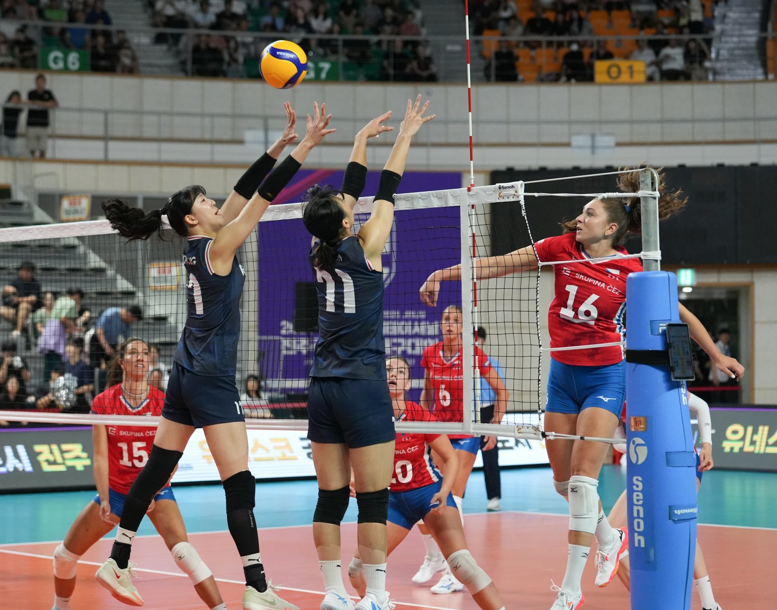 여자배구대표팀 미들블로커 정호영과 문지윤이 17일 진주실내체육관에서 열린 체코와 경기 도중 미카엘라 믈레인코바의 공격을 막기 위해 점프하고 있다. 사진제공|코리아인비테이셔널 진주국제여자배구대회