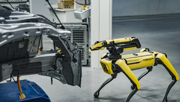 현대자동차그룹  싱가포르 글로벌 혁신센터(HMGICS) 내에서 로봇개 스팟이 품질 검사를 하고 있다. 사진제공 ｜현대차