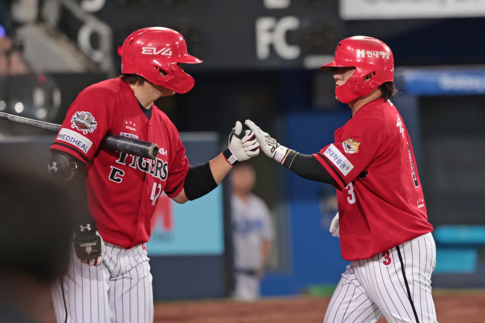 8월 KIA 타선에 힘을 불어넣고 있는 김선빈(오른쪽)과 나성범. 이들은 1989년생 동갑내기 친구로 나란히 전반기 부상을 떨쳐내고 타선에 힘을 보태고 있다. 사진제공|KIA 타이거즈