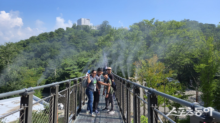 김포시, 환승투어에 참여중인 외국인이 애기봉 평화생태공원에서 기념사진을 찍고 있다. 사진제공|김포시청