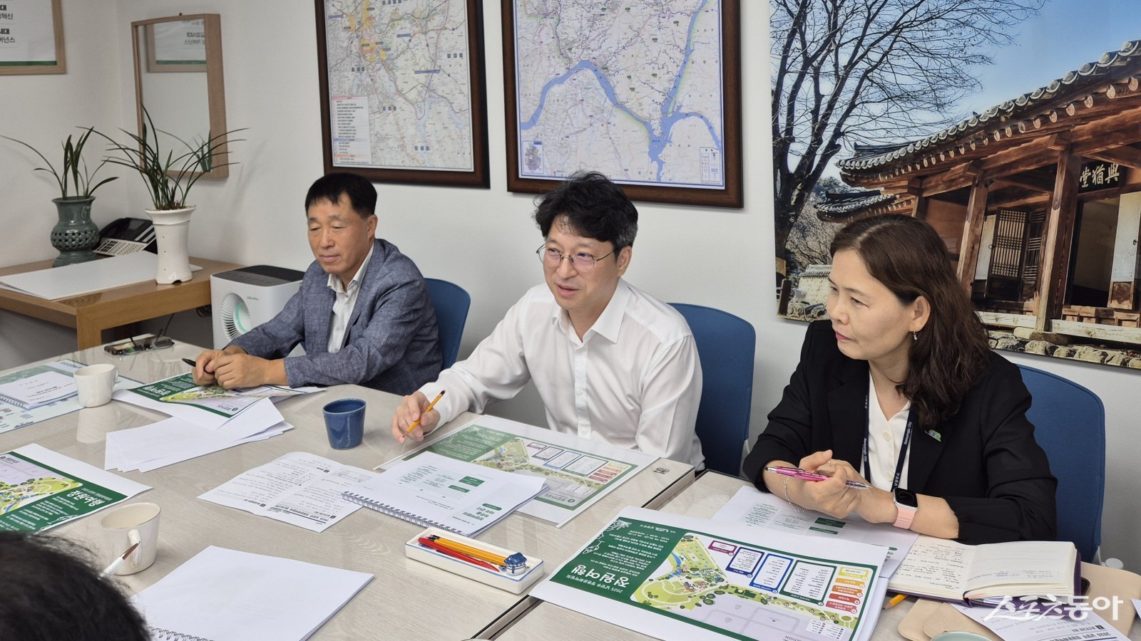 홍지선 부시장(가운데)이 19일 시청 부시장실에서 ‘2025 남양주 정원문화박람회’ 중간보고회를 개최하고 있다. 사진제공ㅣ남양주시 