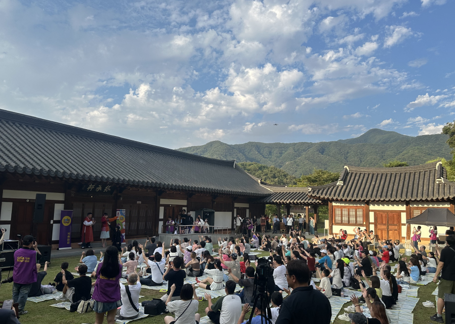 완주 대승한지마을에서 야구 응원 동작을 배우는 대만 관광객