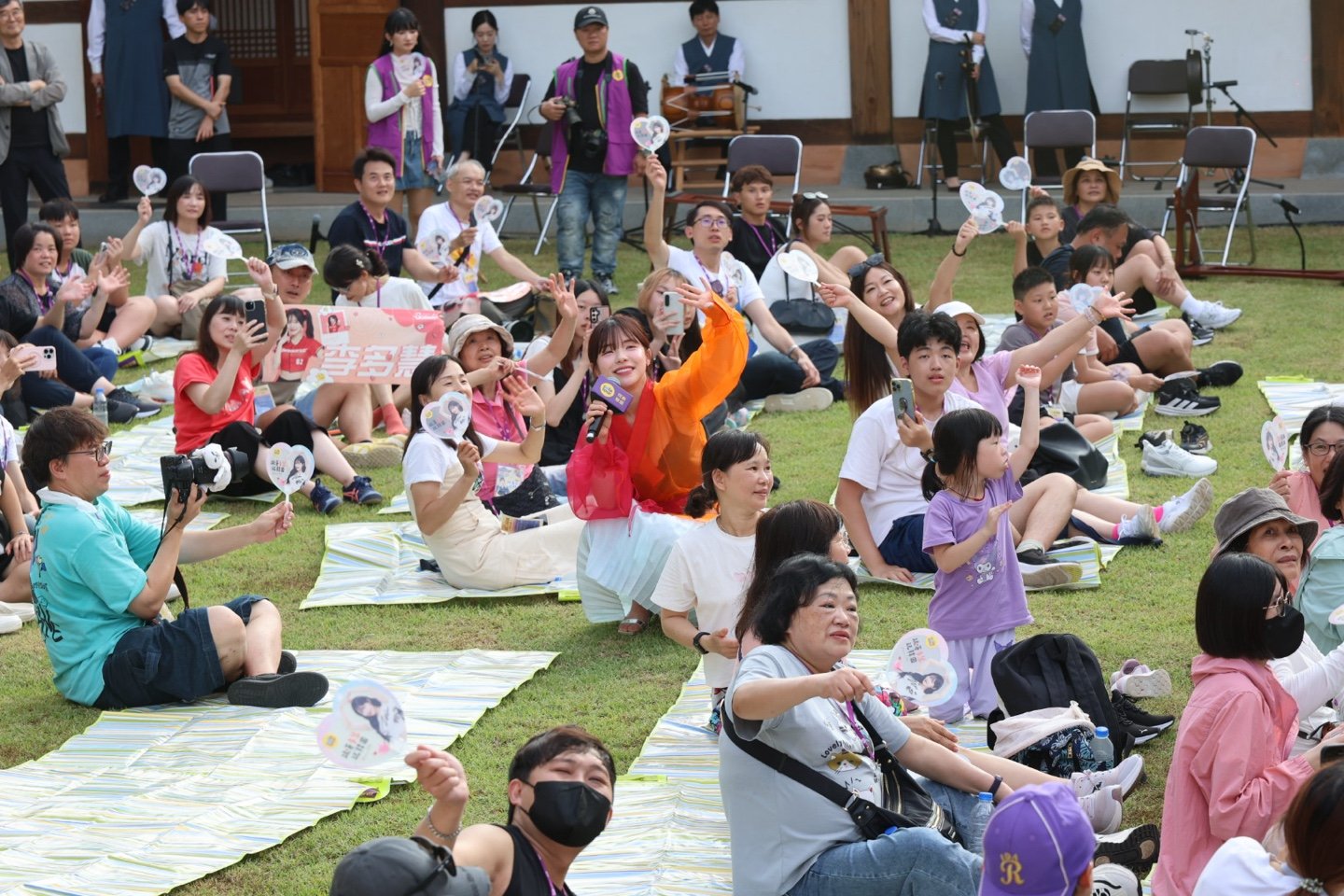 완주 대승한지마을에서 팬미팅을 즐기는 이다혜 치어리더와 참가자들