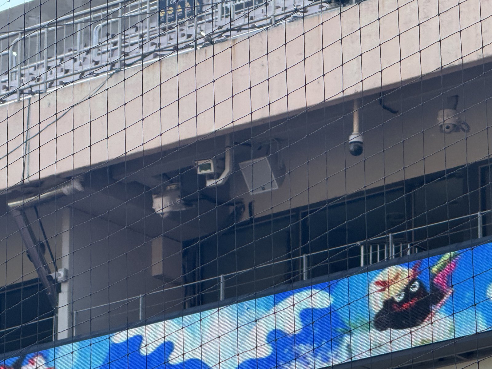 19일 SSG와 KT의 정규시즌 맞대결이 열린 수원KT위즈파크. 1루측 스카이박스 안에 체크스윙 비디오판독을 위한 판독용 카메라가 설치돼 있다. KBO는 18일 “19일부터 KBO리그 전경기를 대상으로 체크 스윙 비디오 판독을 본격 시행한다”고 발표했다. 사진제공|KT 위즈