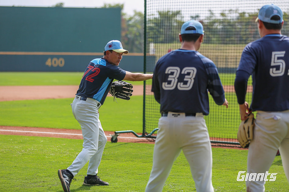 롯데는 19일 김민호 코치(왼쪽)를 2군으로 내려보내고, 대신 김민재 코치를 1군으로 콜업했다. 사진제공|롯데 자이언츠