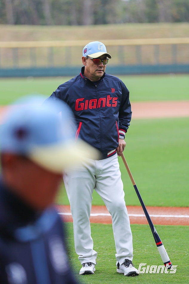 롯데는 19일 김민호 코치를 2군으로 내려보내고, 김민재 코치(사진)를 1군으로 콜업했다. 팀은 8월 부진이 길어지고 있다. 사진제공|롯데 자이언츠