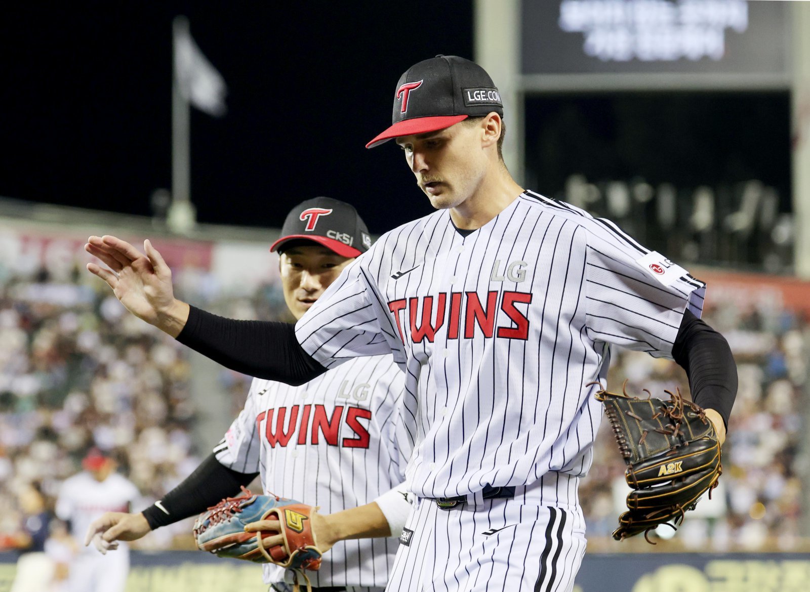 LG 외국인 투수 앤더스 톨허스트(오른쪽)는 19일 잠실 롯데와 홈경기에서 선발등판해 6이닝 무실점을 기록했다. 그는 대권에 도전하는 팀에 날개가 되어줄 것으로 많은 기대를 받고 있다. 잠실|뉴시스