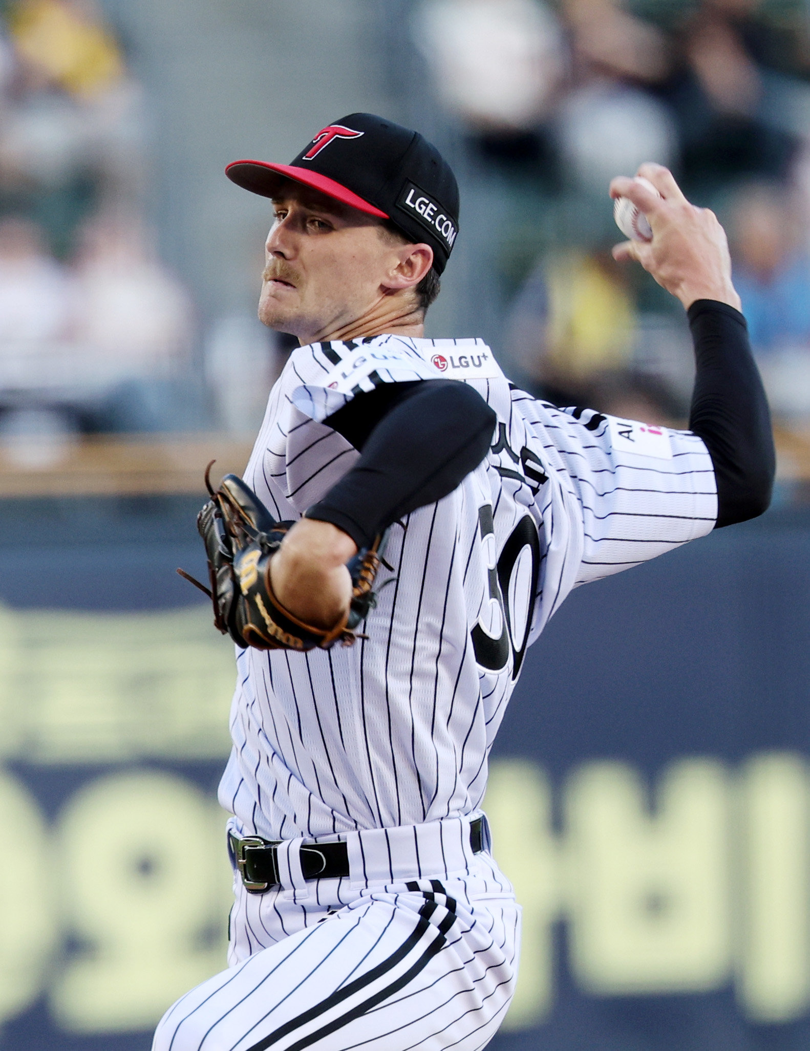 LG 외국인 투수 앤더스 톨허스트는 19일 잠실 롯데와 홈경기에서 선발등판해 6이닝 무실점을 기록했다. 그는 대권에 도전하는 팀에 날개가 되어줄 것으로 많은 기대를 받고 있다. 잠실|뉴시스