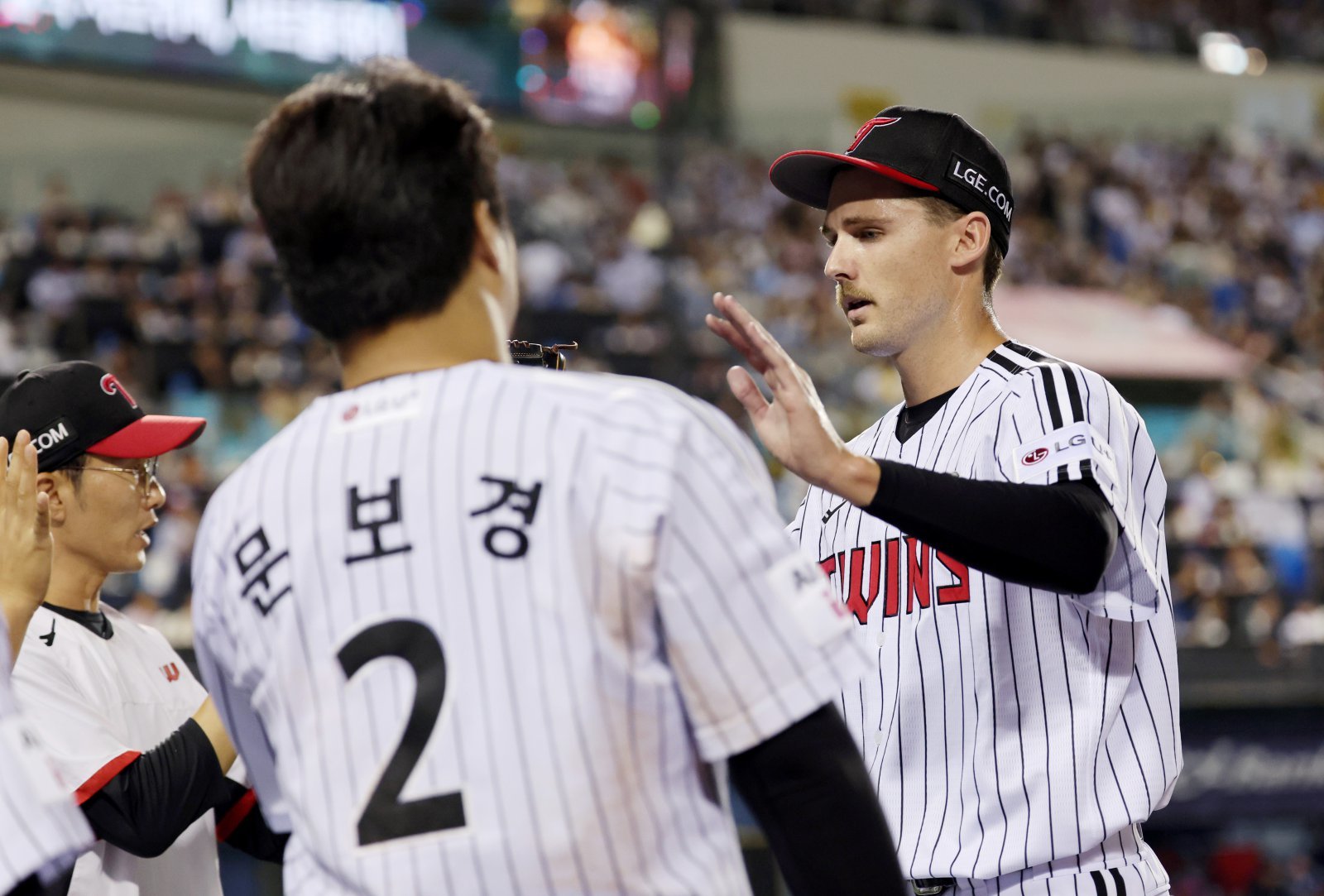 LG 외국인 투수 앤더스 톨허스트(오른쪽)는 19일 잠실 롯데와 홈경기에서 선발등판해 6이닝 무실점을 기록했다. 그는 대권에 도전하는 팀에 날개가 되어줄 것으로 많은 기대를 받고 있다. 잠실|뉴시스