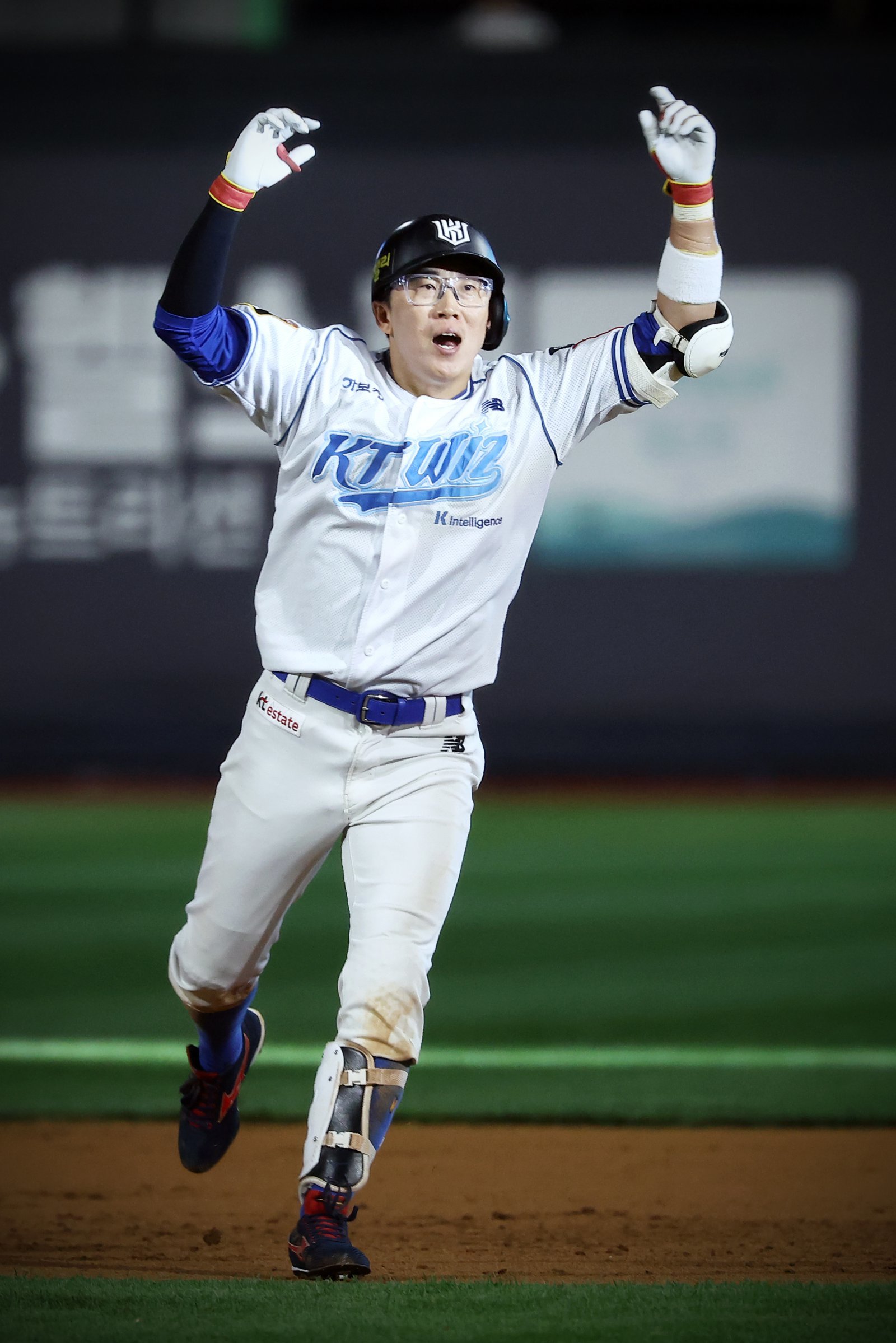 KT 허경민이 19일 수원KT위즈파크에서 열린 SSG전 9회말에 1타점 끝내기 적시 2루타를 때린 뒤 그라운드에서 두 팔을 높이 들어 포효하고 있는 모습. 허경민은 올해 SSG를 상대로 타율 0.476을 기록하며 유독 강한 모습을 보이고 있다. 사진제공|KT 위즈