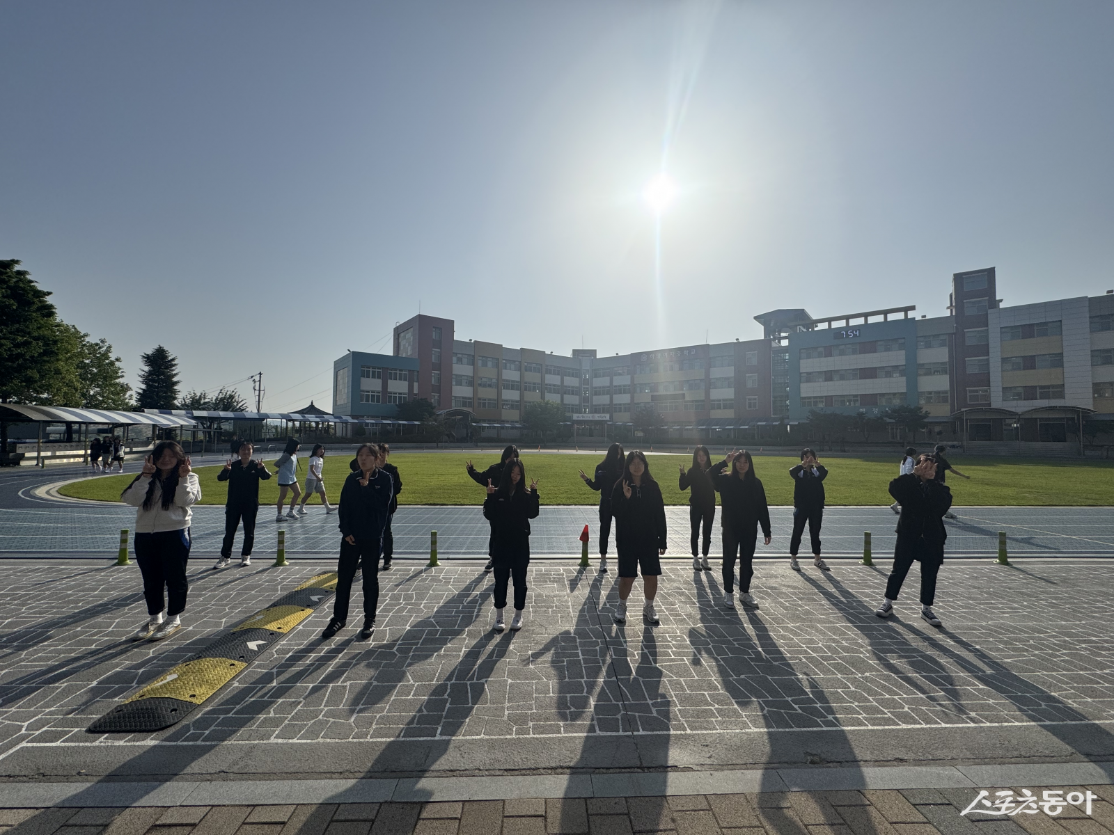 아침운동을 실천하는 하양여고 2학년 1반 학생들. 사진제공|박재형 하양여고 교사