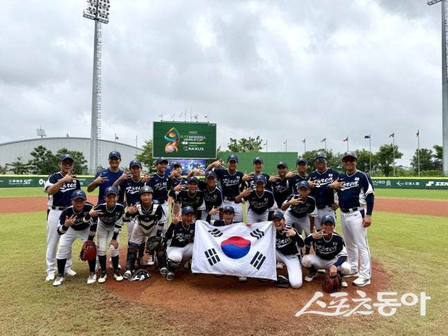 U-12 대표팀이 3일 대만 타이난에서 열린 제8회 세계유소년야구선수권대회 동메달 결정전에서 대만을 2-0으로 꺾은 뒤 기념 촬영을 하고 있다. 사진제공｜대한야구소프트볼협회