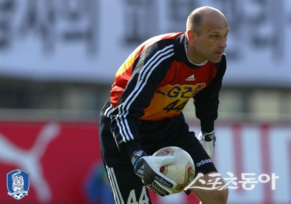 K리그의 외국인 골키퍼 금지 규정 실행 이전 엄청난 활약을 펼쳤던 신의손. 사진제공|대한축구협회