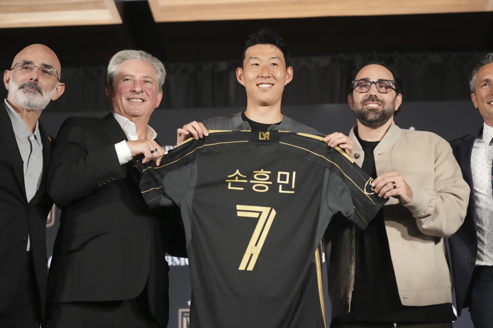 손흥민이 7일(한국시간) LAFC 입단 기자회견 도중 자신의 유니폼을 들어 보이고 있다. LA｜AP뉴시스