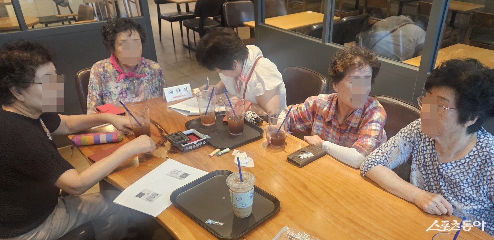 지난 7일 피해 할머니들이 계획적인 사기 행위를 벌인 포교원장 B씨를 “법의 준엄한 처벌을 간절히 요청한다”는 내용의 탄원서를 작성하고 있다.