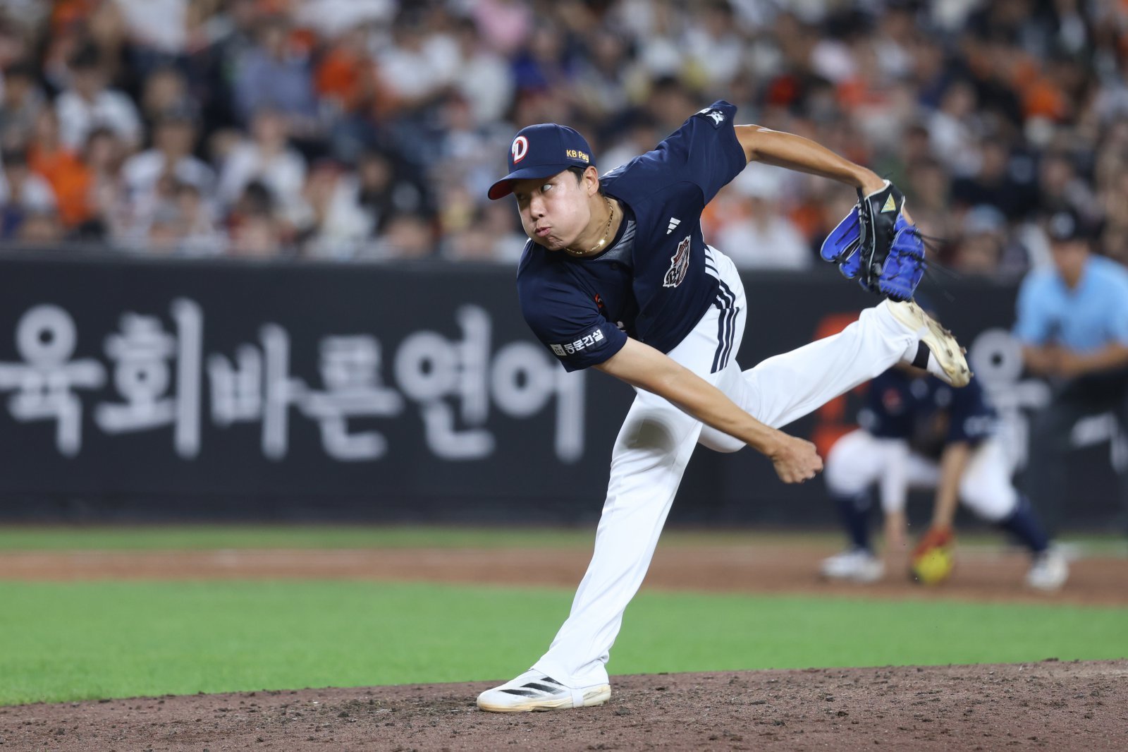 두산 양재훈은 올해 프로에 첫발을 내딛자마자 1군에서 등판 기회를 얻었다. 마운드에 오를 때마다 자신의 강점을 어필하고 있는 것은 분명 긍정적인 신호다. 그는 “믿고 볼 수 있는 투수가 되겠다”고 각오를 다졌다. 19일 대전 한화전에서 역투하는 양재훈. 사진제공｜두산 베어스