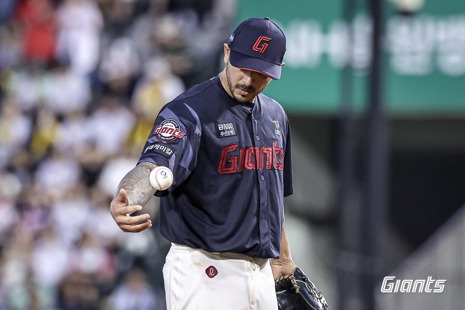 롯데는 8월 침체한 흐름을 쉽게 벗어나지 못하고 있다. 팀은 중위권 경쟁은 물론, PS 진출 여부를 걱정해야 할 시점까지 내려왔다. 사진제공|롯데 자이언츠