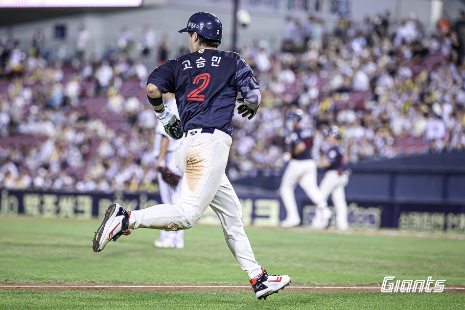 롯데는 8월 침체한 흐름을 쉽게 벗어나지 못하고 있다. 팀은 중위권 경쟁은 물론, PS 진출 여부를 걱정해야 할 시점까지 내려왔다. 사진제공|롯데 자이언츠