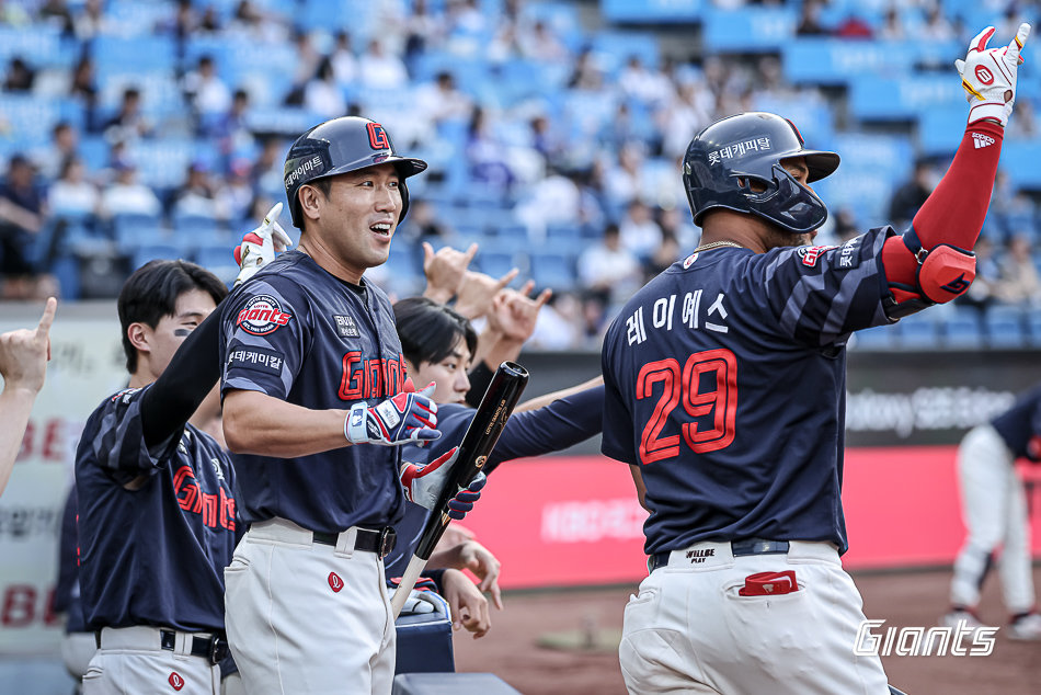 롯데는 8월 침체한 흐름을 쉽게 벗어나지 못하고 있다. 팀은 중위권 경쟁은 물론, PS 진출 여부를 걱정해야 할 시점까지 내려왔다. 사진제공|롯데 자이언츠