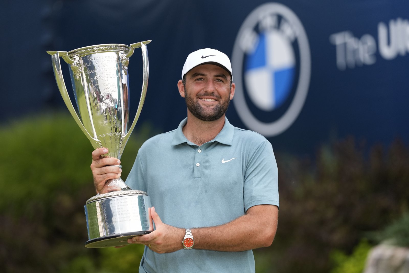 ‘세계 최강’ 스코티 셰플러가 21일(한국시간) 개막하는 PO 최종전 투어 챔피언십에서 사상 첫 2년 연속 페덱스컵 챔피언에 도전한다.  PO 2차전 BMW 챔피언십 우승을 차지한 뒤 포즈를 취하고 있는 셰플러.  오윙스 밀스(미 메릴랜드주)  |  AP뉴시스